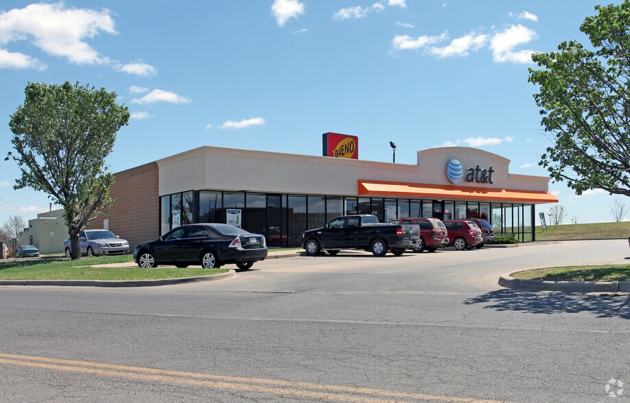502-504 Shawnee Mall Dr, Shawnee, OK for sale - Building Photo - Image 2 of 3