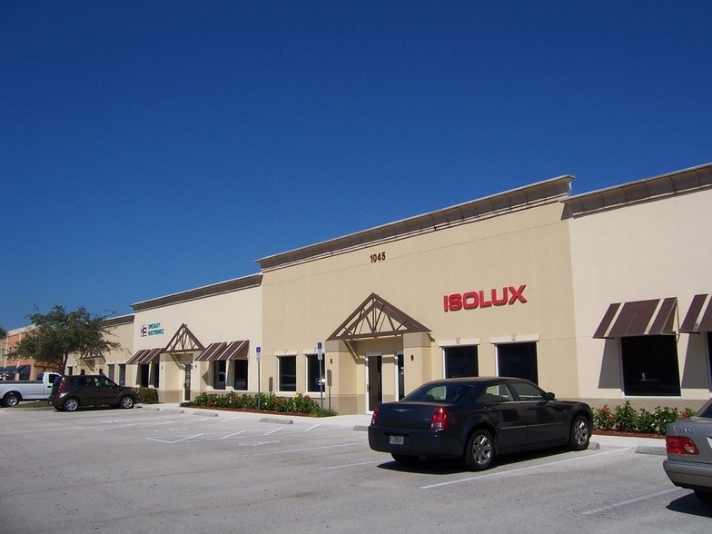 1045 Collier Center Way, Naples, FL à louer - Photo du bâtiment - Image 2 de 29