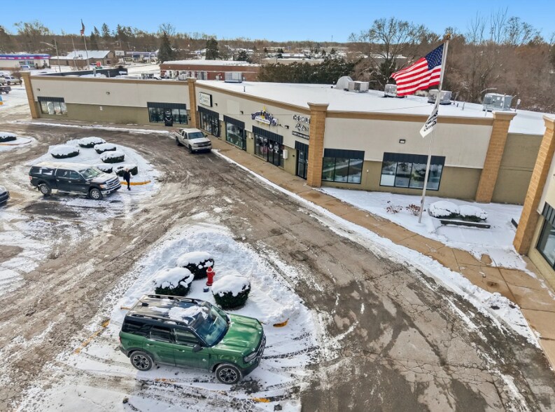 664-704 S Lapeer Rd, Lk, Lake Orion, MI à vendre - Photo du bâtiment - Image 3 de 8