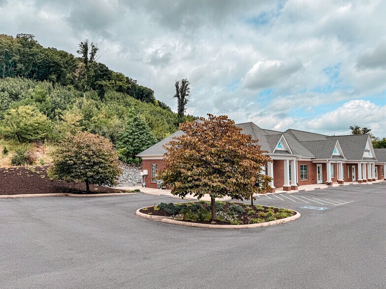 100 Red Oak Drive, Staunton, VA à vendre - Photo du bâtiment - Image 2 de 7