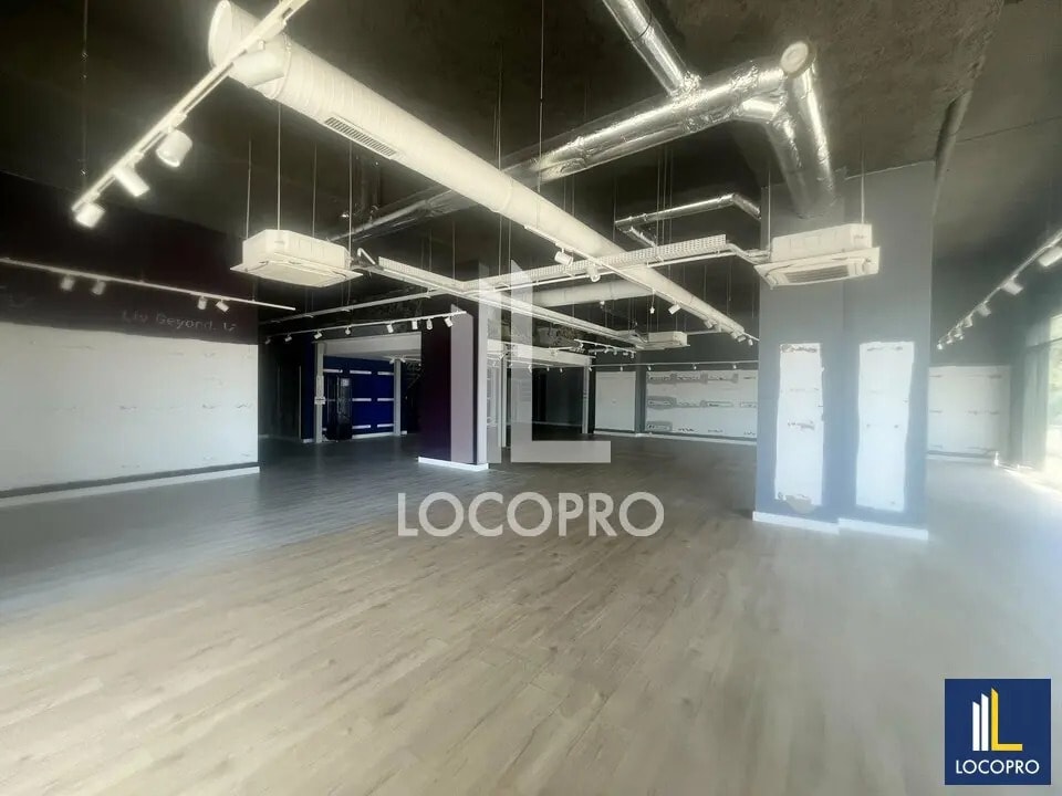 Retail in Nice for lease Interior Photo- Image 1 of 7