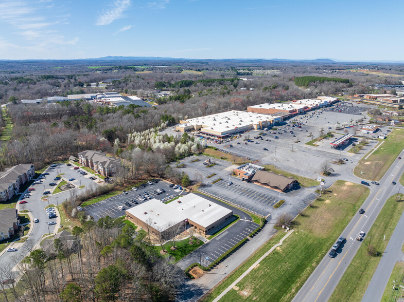 357 N Generals Blvd, Lincolnton, NC for lease - Building Photo - Image 1 of 12