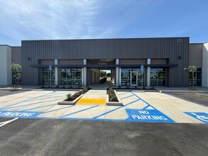 372 Spruce ave, Clovis, CA for lease Interior Photo- Image 2 of 8