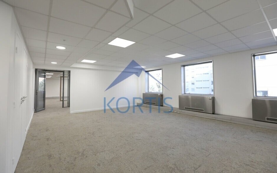 Office in Lyon for sale - Interior Photo - Image 3 of 12