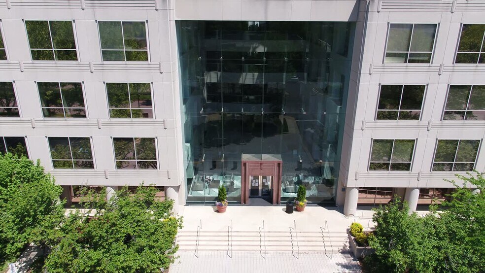 7361 Calhoun Pl, Rockville, MD à louer - Vidéo sur l’inscription commerciale - Image 3 de 8
