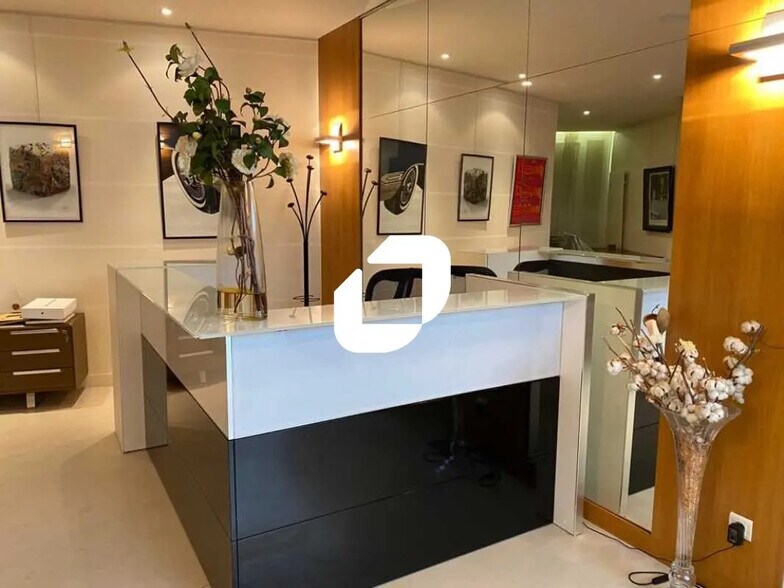 Office in Pontoise for sale - Interior Photo - Image 2 of 7