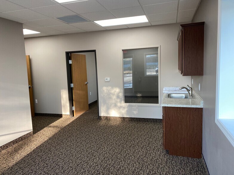 5323 Dixie Hwy, Waterford, MI à louer - Photo du bâtiment - Image 3 de 10