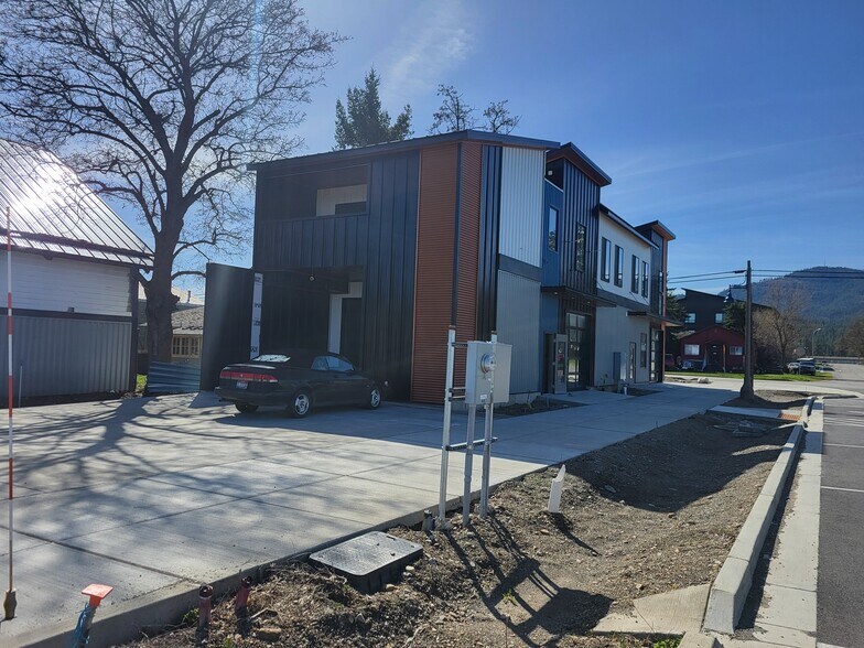 501 E 3rd Ave, Post Falls, ID à vendre - Photo du bâtiment - Image 2 de 6