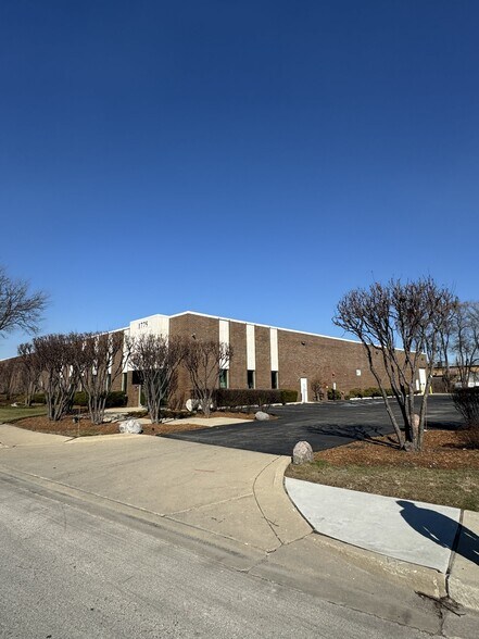 1775 Lively Blvd, Elk Grove Village, IL à louer - Photo du bâtiment - Image 2 de 18