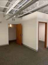 103 Schelter Rd, Lincolnshire, IL for lease Interior Photo- Image 2 of 3