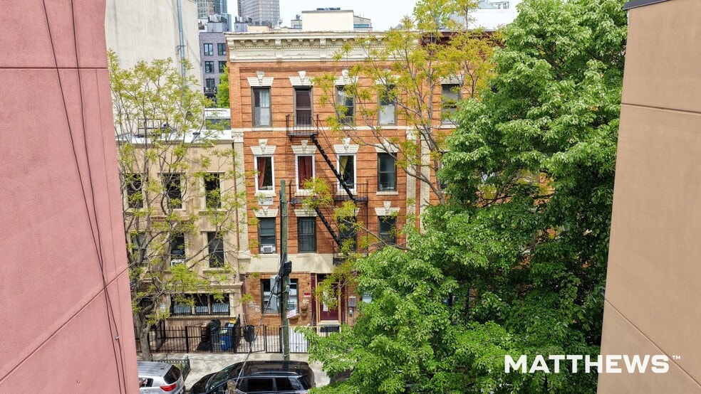 155 Huron St, Brooklyn, NY à vendre - Photo du bâtiment - Image 2 de 3