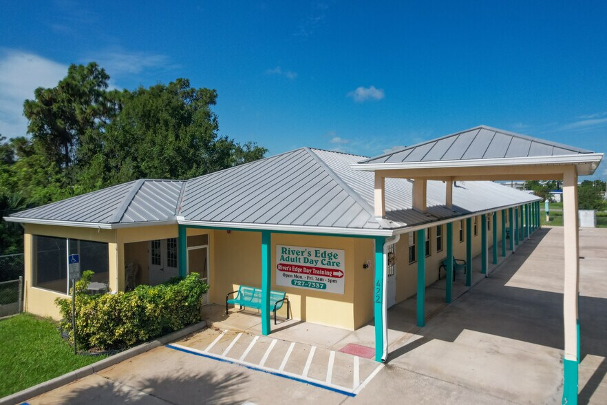 422 Martin Rd SE, Palm Bay, FL à vendre - Photo du bâtiment - Image 2 de 39