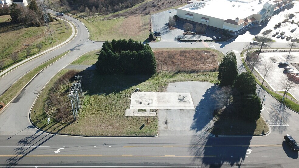 154 Yadkin Valley Rd, Bermuda Run, NC à vendre - Aérien - Image 2 de 5