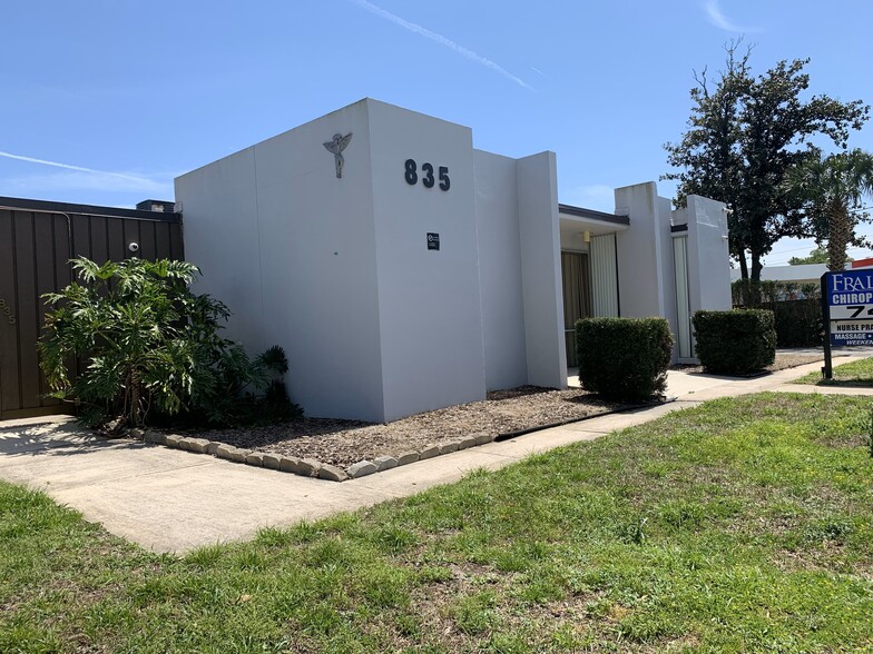 835 Cesery Blvd, Jacksonville, FL for lease - Building Photo - Image 2 of 2