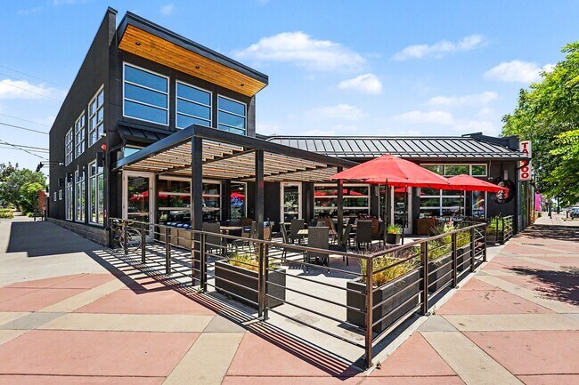 Plus de détails pour 698 Santa Fe Dr, Denver, CO - Commerce de détail à vendre