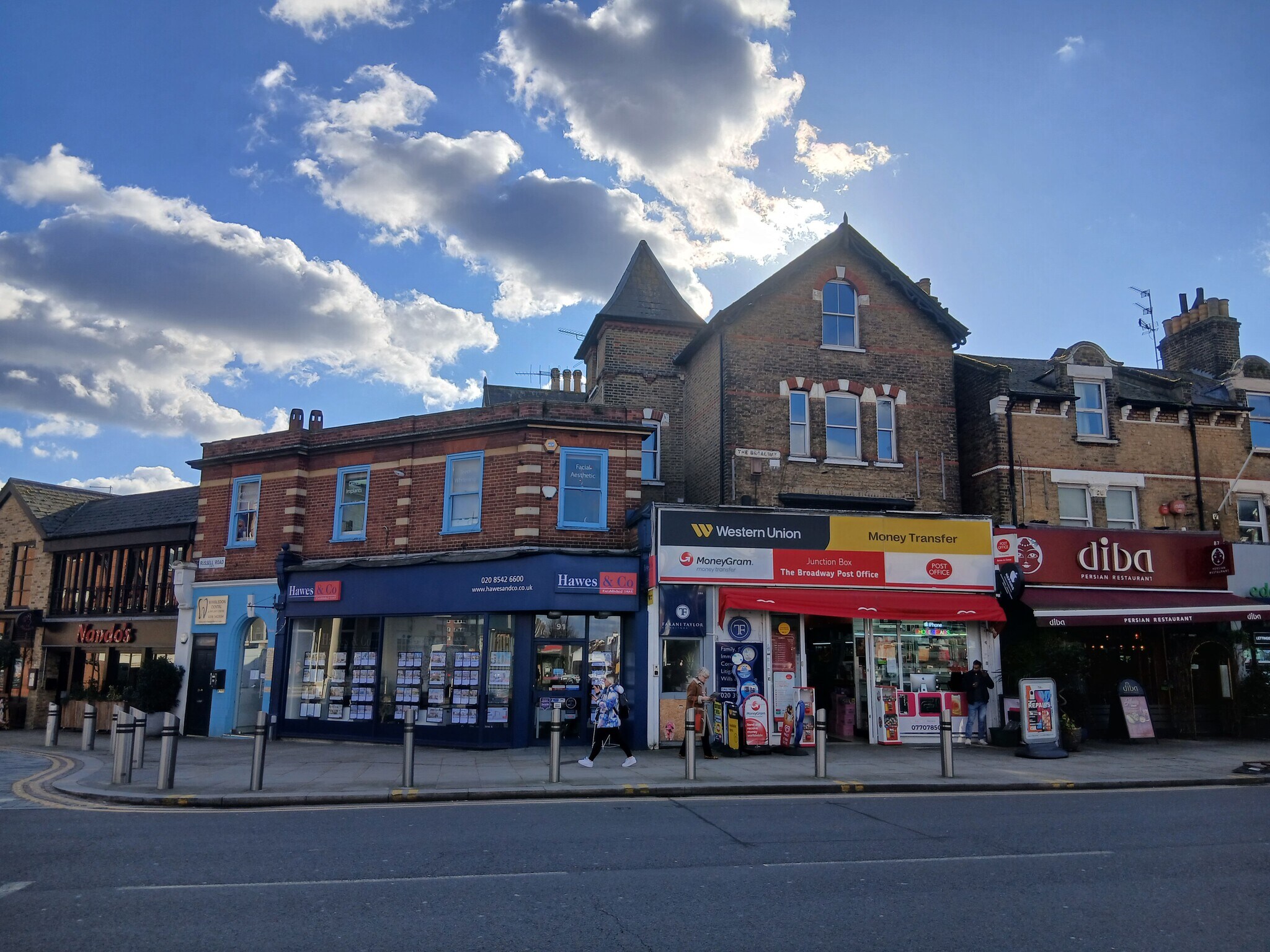 The Broadway Wimbledon Sale portefeuille de 2 propriétés à vendre sur LoopNet.ca Photo du bâtiment- Image 1 de 10