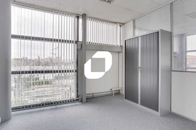 Flex in Nanterre for lease - Building Photo - Image 3 of 7
