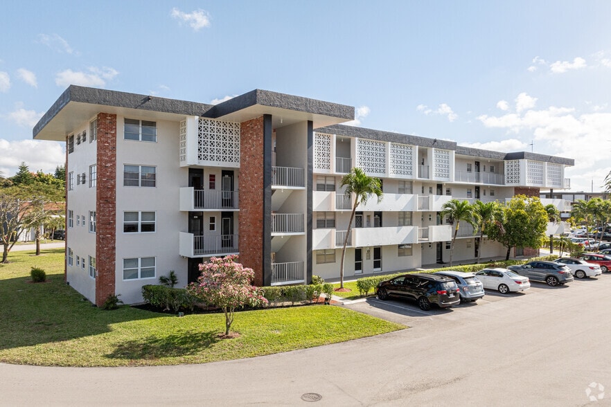 3051 NW 48th Ave, Lauderdale Lakes, FL for sale - Primary Photo - Image 1 of 5