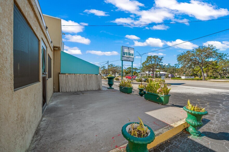 4413 S Tamiami Trl, Sarasota, FL à vendre - Photo du bâtiment - Image 2 de 39