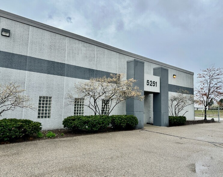 5251 E 81st St, Indianapolis, IN à louer - Photo du bâtiment - Image 2 de 4