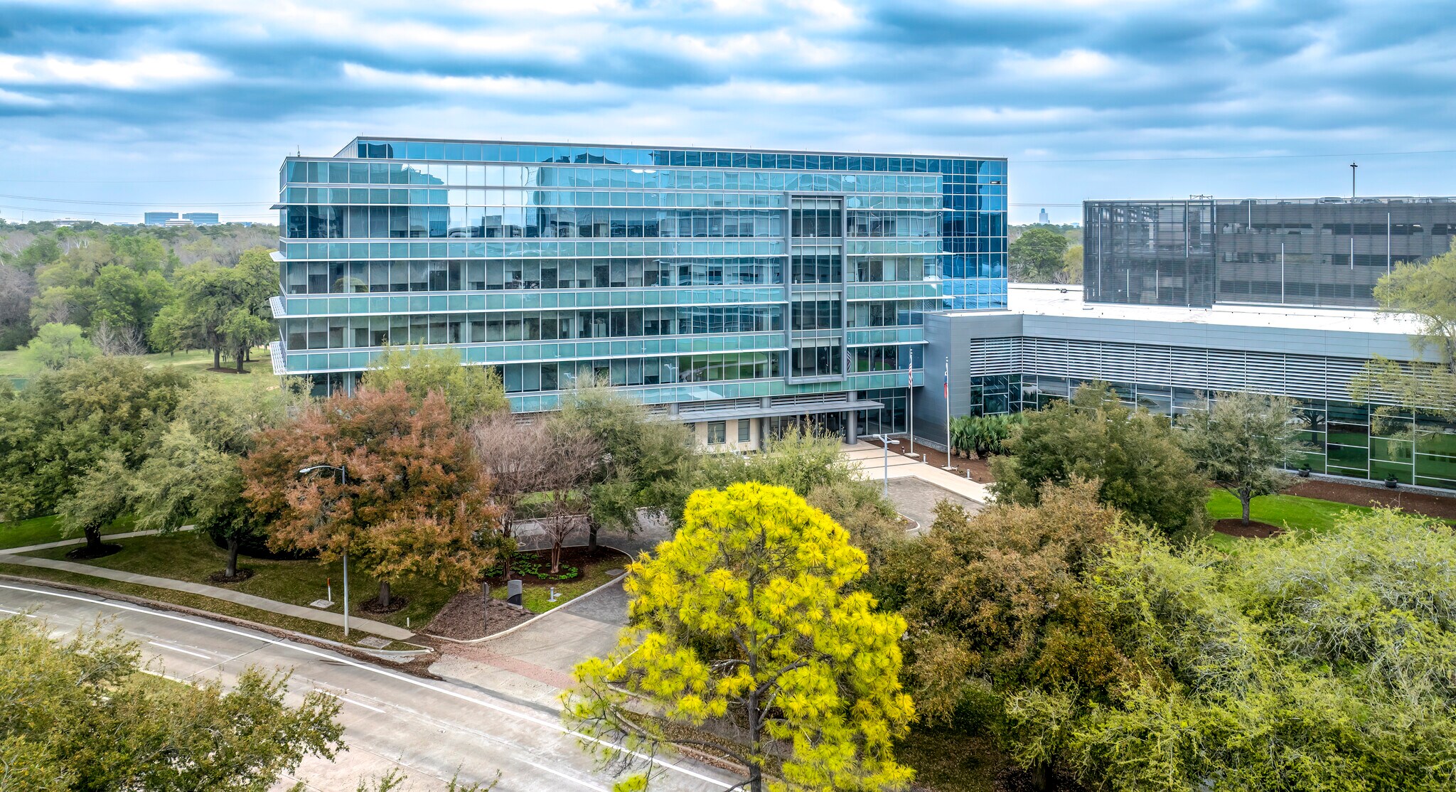 1345 Enclave Pky, Houston, TX à louer Photo du bâtiment- Image 1 de 10