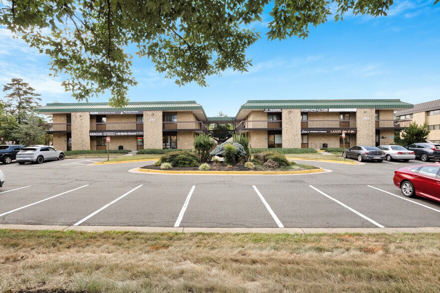 209 Elden St, Herndon, VA à louer - Photo du bâtiment - Image 2 de 8