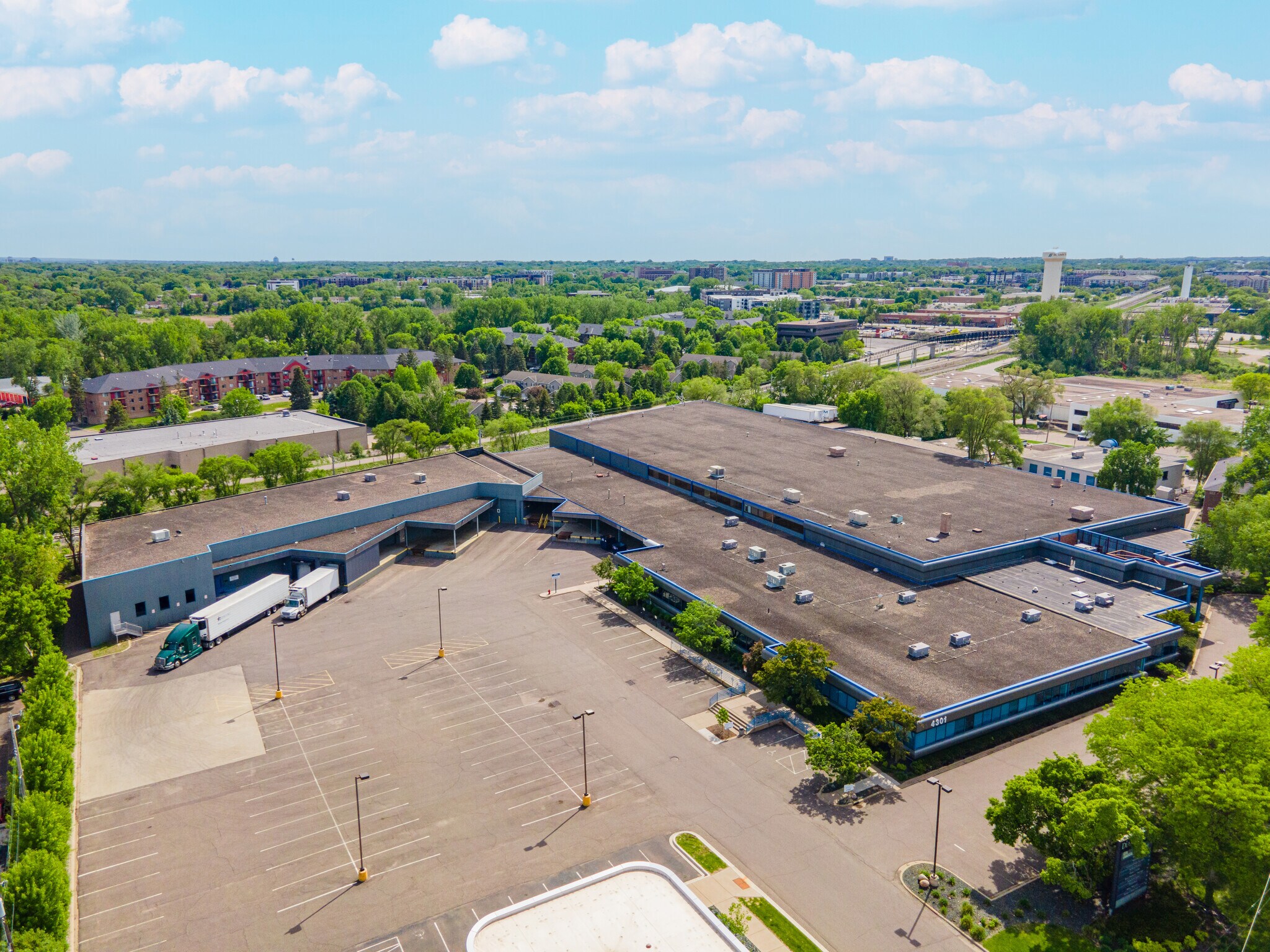 4301 Hwy 7 W, Saint Louis Park, MN à louer Photo du bâtiment- Image 1 de 11