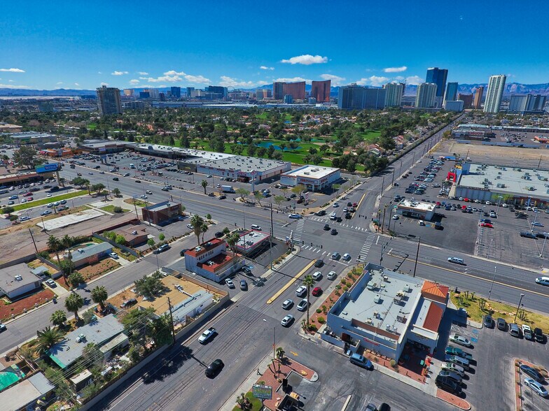 2735 S Maryland Pky, Las Vegas, NV à louer - Aérien - Image 2 de 5