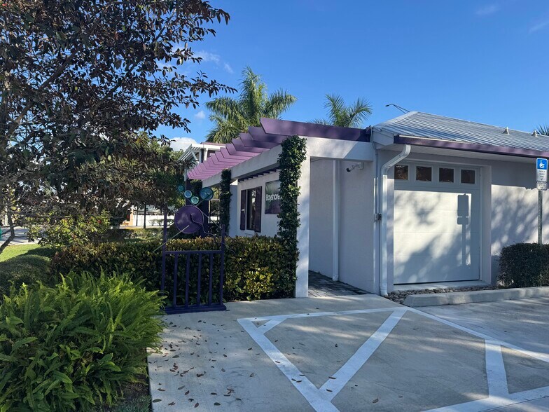 3954 Bayshore Dr, Naples, FL à vendre - Photo du bâtiment - Image 2 de 8