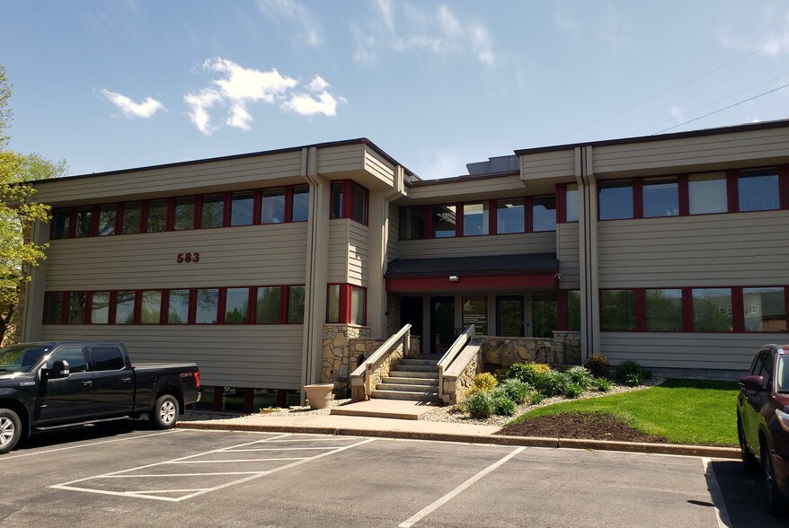 583 D'Onofrio Dr, Madison, WI à vendre - Photo du bâtiment - Image 2 de 9