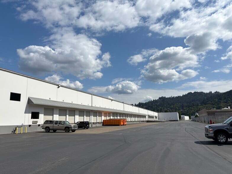 3601 NW Yeon Ave, Portland, OR à louer - Photo du bâtiment - Image 3 de 4