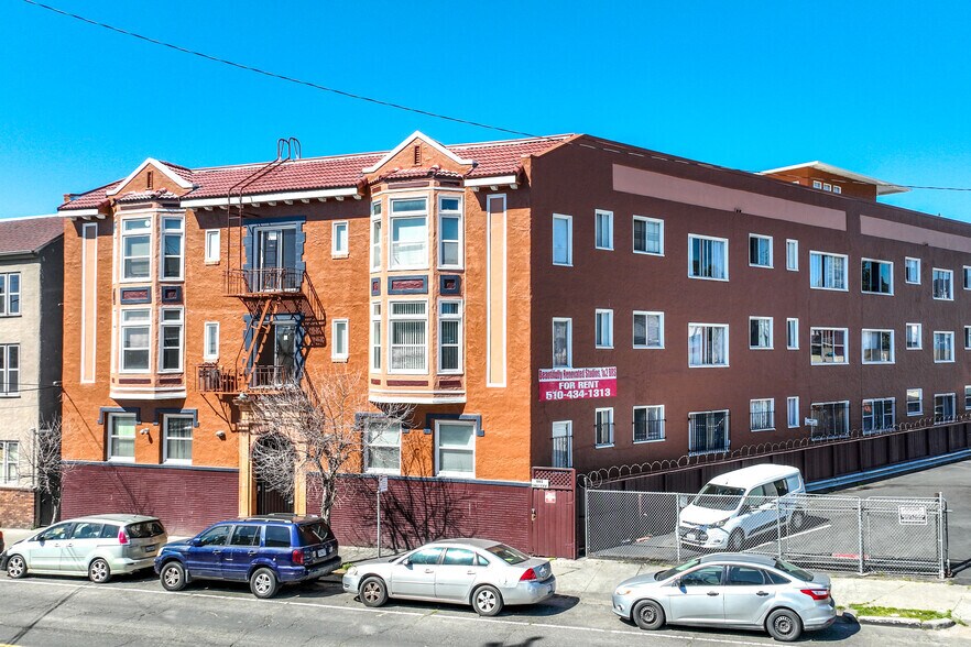 181 Units - 8%-8.7% CAP EZ Management portefeuille de 4 propriétés à vendre sur LoopNet.ca - Photo du bâtiment - Image 2 de 4