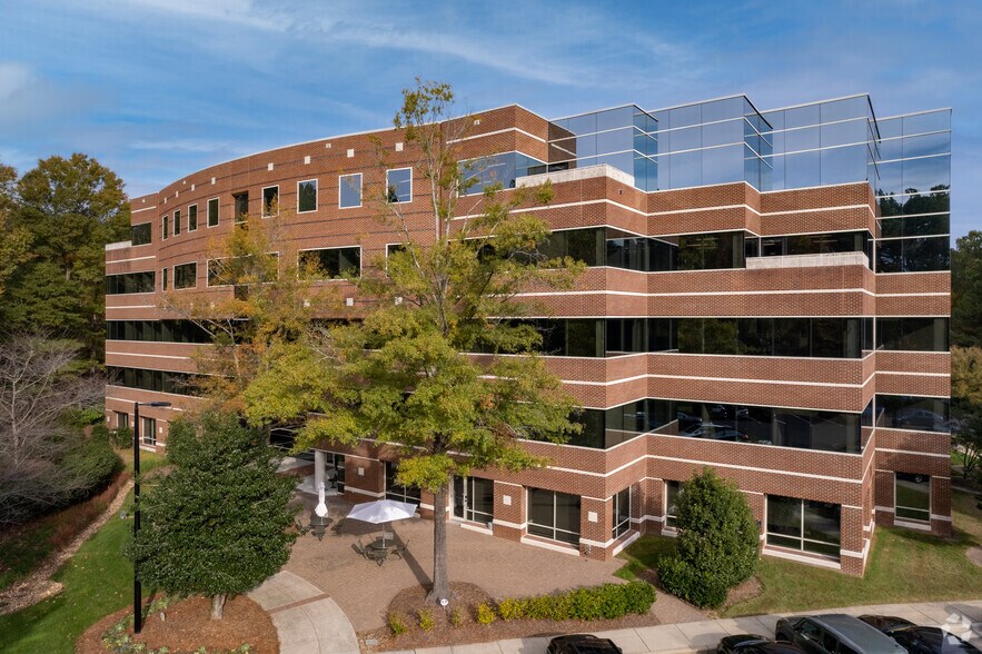 6330 Quadrangle Dr, Chapel Hill, NC à louer - Photo du bâtiment - Image 2 de 7