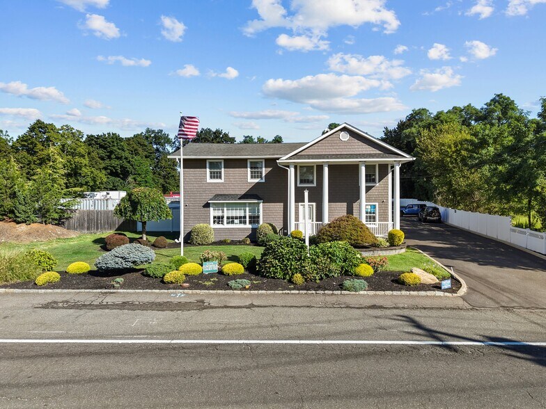 551 N Route 25A, Saint James, NY à vendre - Photo du bâtiment - Image 1 de 22