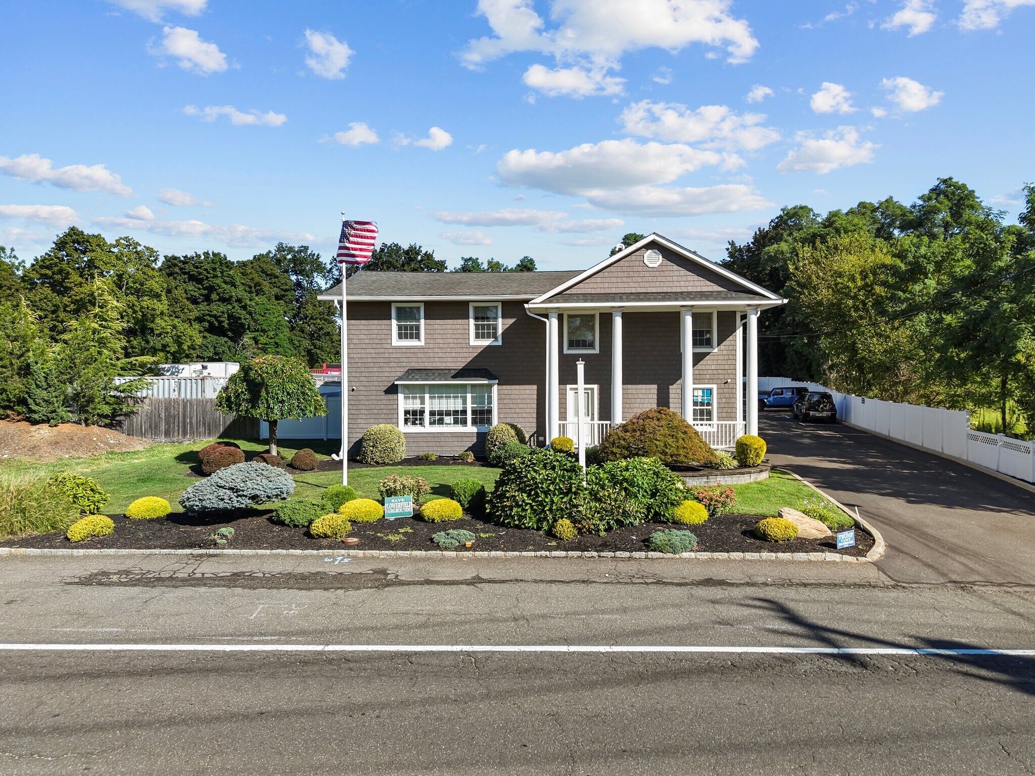 551 N Route 25A, Saint James, NY à vendre Photo du bâtiment- Image 1 de 23