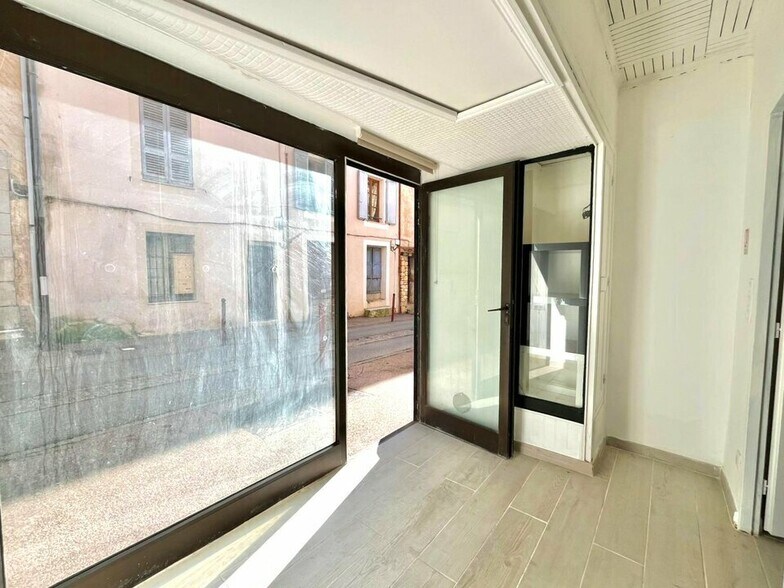 Retail in Les Arcs for lease - Interior Photo - Image 2 of 6