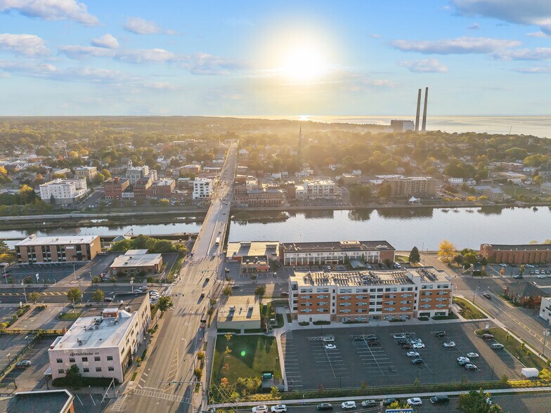 91 E 1st St, Oswego, NY à vendre - Photo du bâtiment - Image 3 de 48