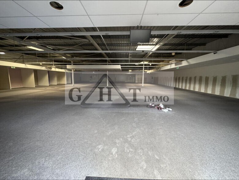 Retail in Saint-Maximin for lease - Interior Photo - Image 2 of 7