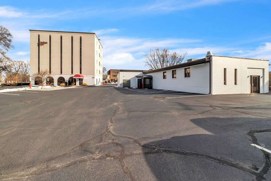 Park Tower portefeuille de 4 propriétés à vendre sur LoopNet.ca - Photo du bâtiment - Image 2 de 31