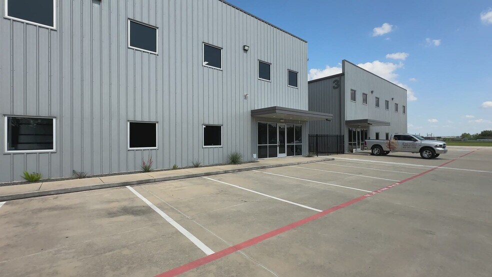 11755 W Little York Rd, Houston, TX à louer - Vidéo sur l’inscription commerciale - Image 2 de 22