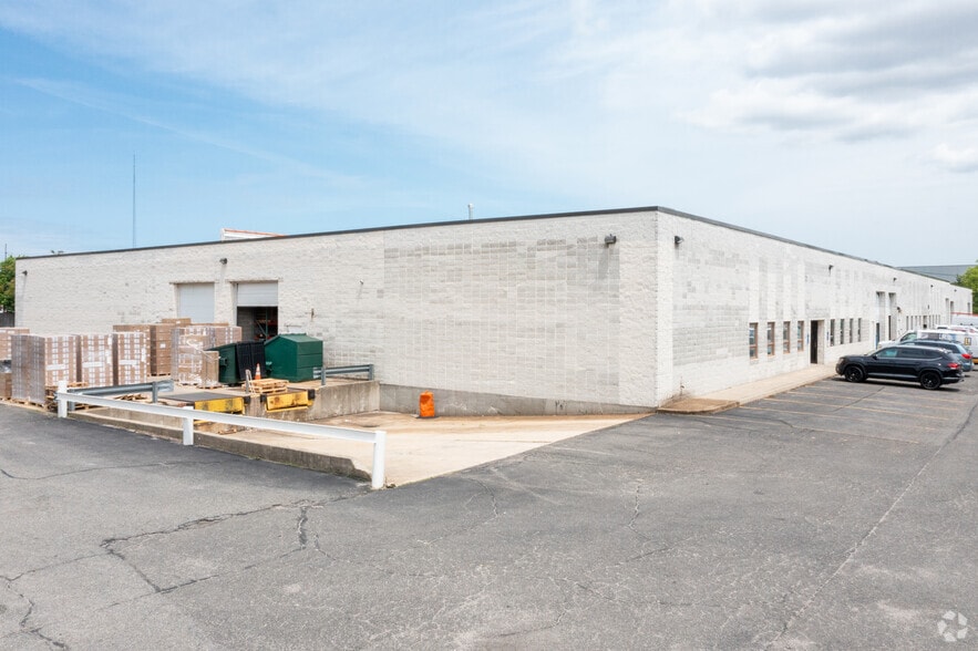 100-136 Charlotte Ave, Hicksville, NY for lease - Building Photo - Image 2 of 4