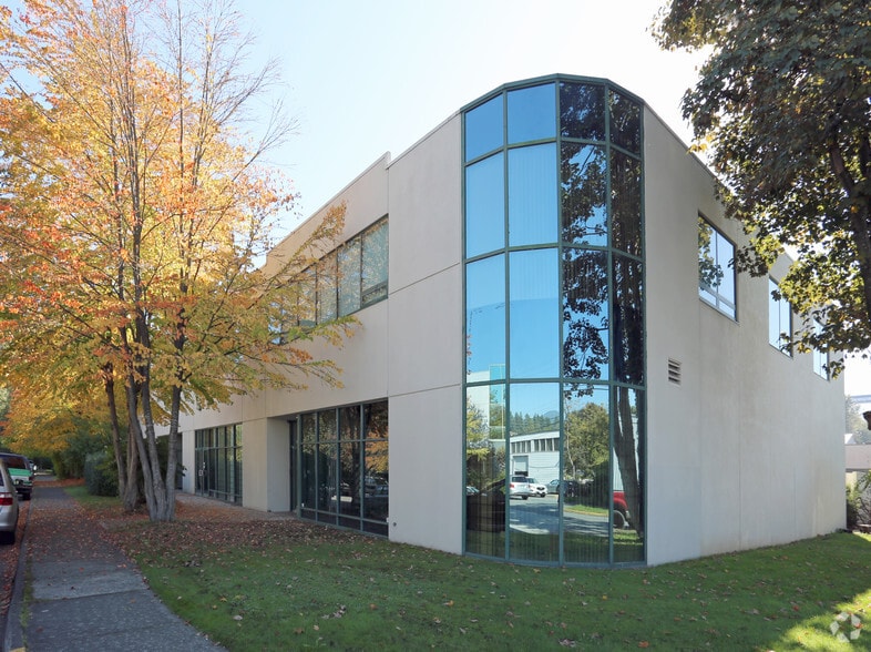 1055 W 14th St, North Vancouver District, BC for lease - Building Photo - Image 3 of 8
