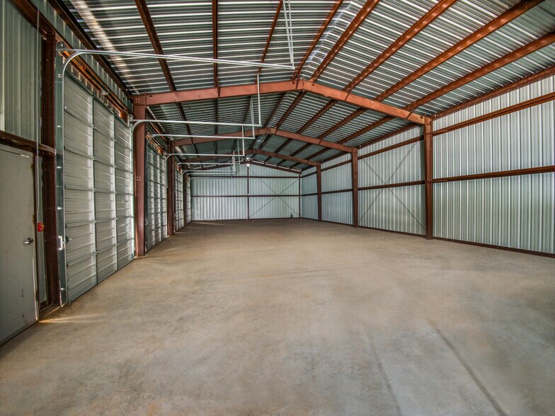 708 E Hundley Dr, Lake Dallas, TX for lease - Interior Photo - Image 3 of 19