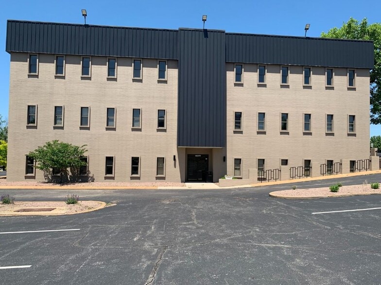 14377 Woodlake Dr, Chesterfield, MO for lease - Building Photo - Image 3 of 4