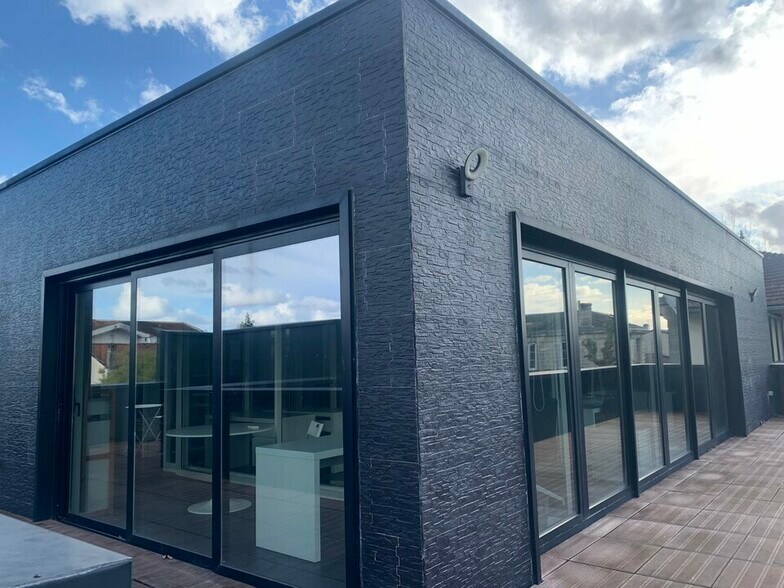 Office in Bordeaux for lease - Building Photo - Image 1 of 14