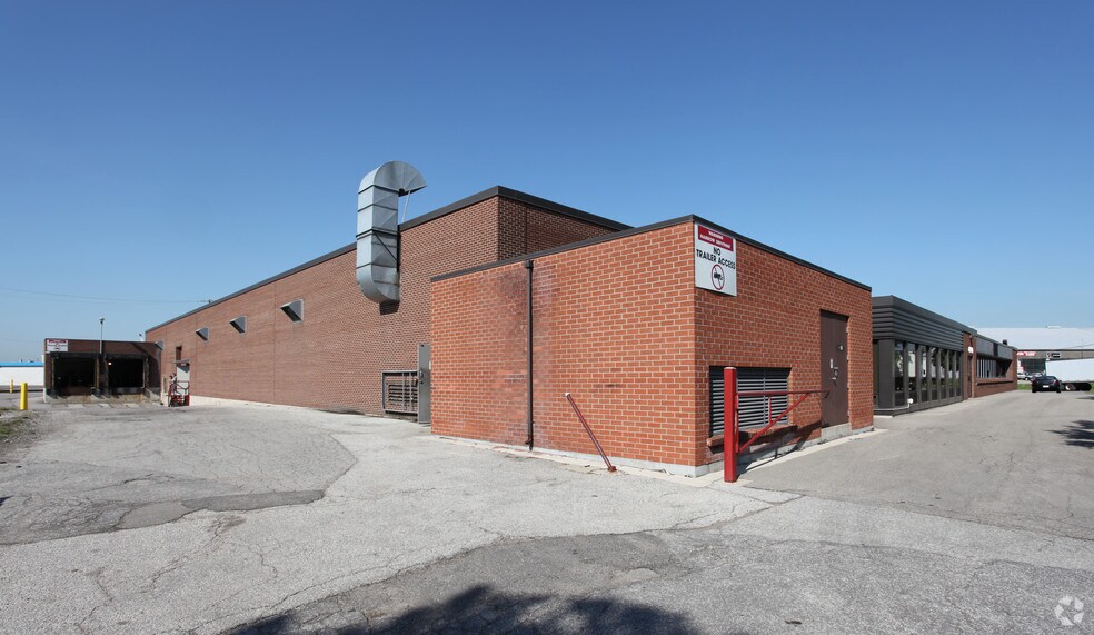 4040 Chesswood Dr, Toronto, ON à vendre - Photo principale - Image 1 de 1