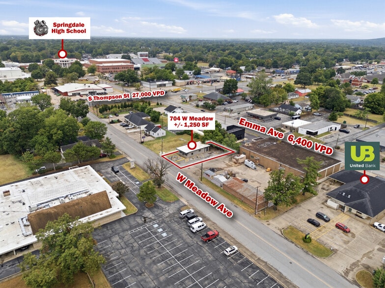 704 W Meadow Ave, Springdale, AR for lease - Building Photo - Image 3 of 15