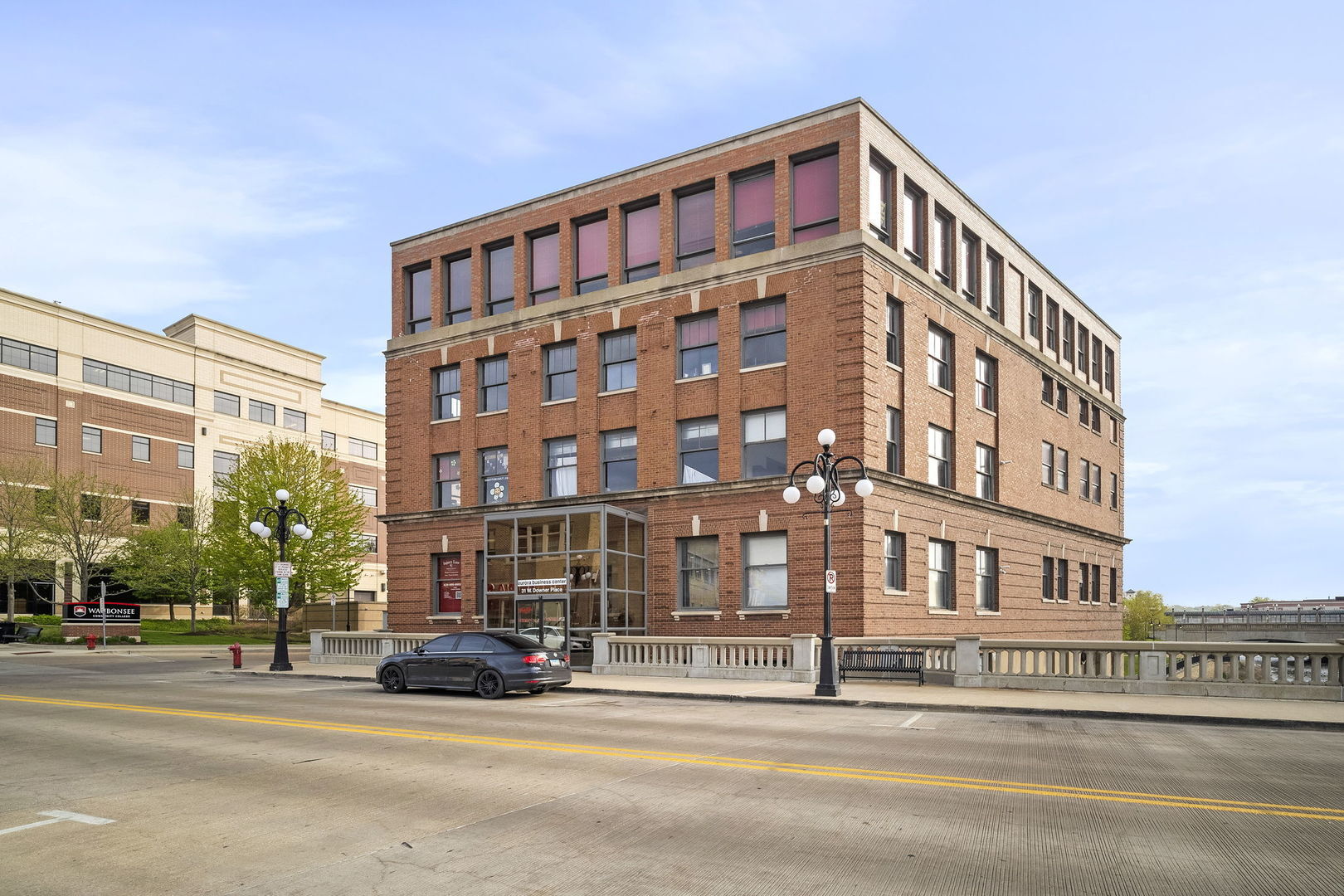 31 W Downer Pl, Aurora, IL à louer Photo principale- Image 1 de 6