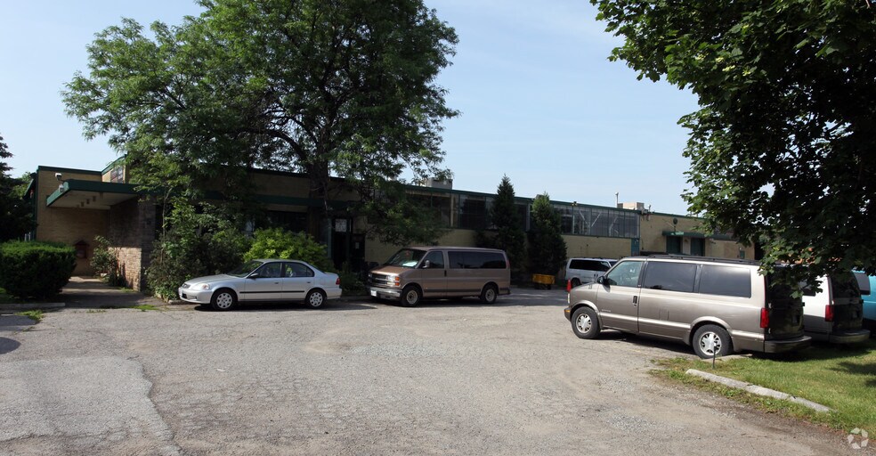 5 Mclachlan Dr, Toronto, ON for sale - Primary Photo - Image 1 of 1