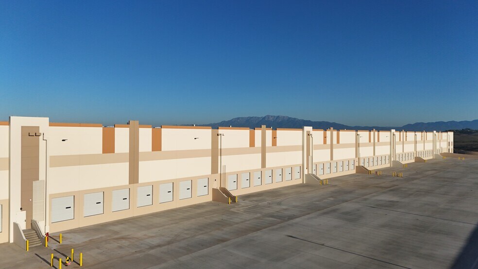 1304 E Alessandro Blvd, Riverside, CA à vendre - Aérien - Image 3 de 7